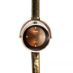 Elegantní dámské hodinky s úzkým lesklým koženým řemínkem a hnědým číselníkem se zirkony místo indexů..0549 170852 Hodiny