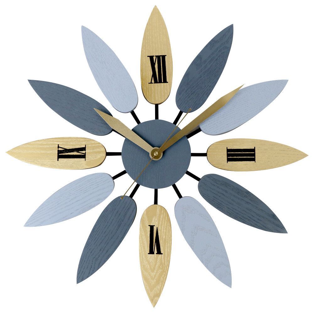 Nástěnné dřevěné hodiny MPM Blossom Woody s plynulým chodem v designovém květinovém vzhledu s nádechem luxusu. Hodiny jsou vybaveny strojkem Quartz Taiwan E04.4111 173314 Hodiny