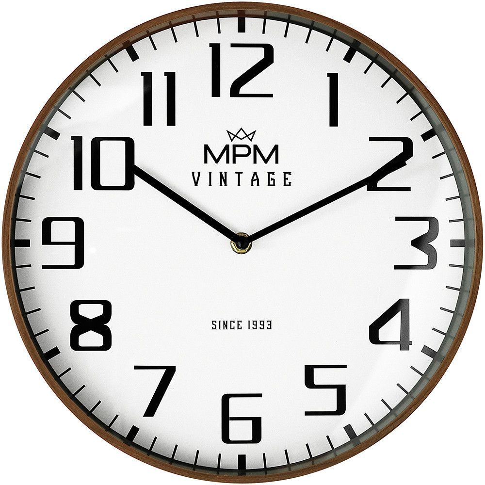 Nástěnné plastové hodiny MPM Vintage I Since 1993 s tenkým plastovým rámem v imitaci dřeva a s čitelným ciferníkem ve stylovém vintage stylu. Hodiny jsou vybaveny strojkem Quartz s plynul? MPM Vintage I Since 1993